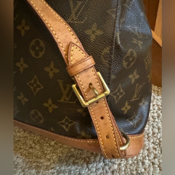 Louis Vuitton Montsouris MM Backpack - Picture 9 of 10